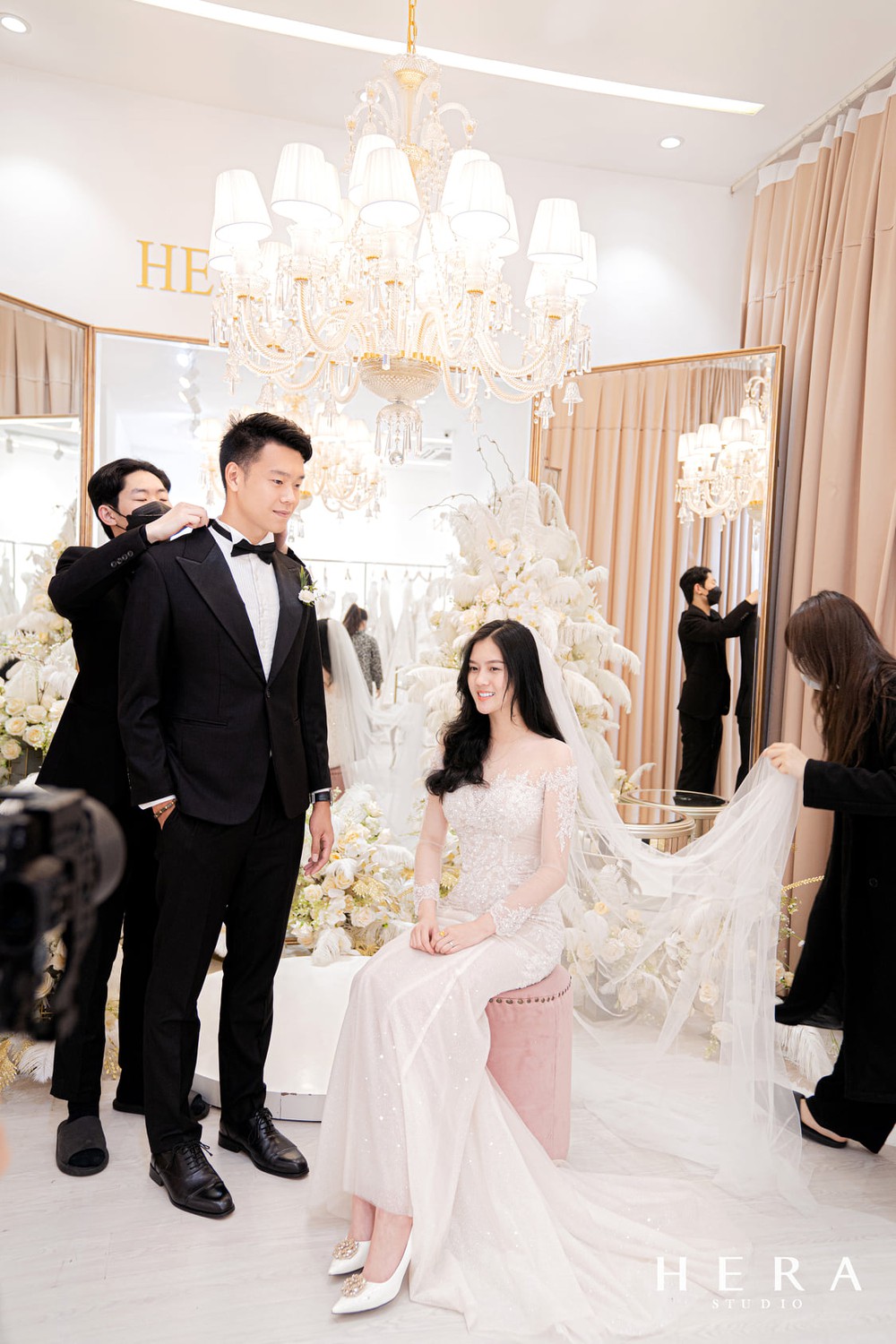 Thành Chung phong độ ngời ngời ở hậu trường chụp ảnh cưới, cười tít bên cô dâu xinh - Ảnh 3.