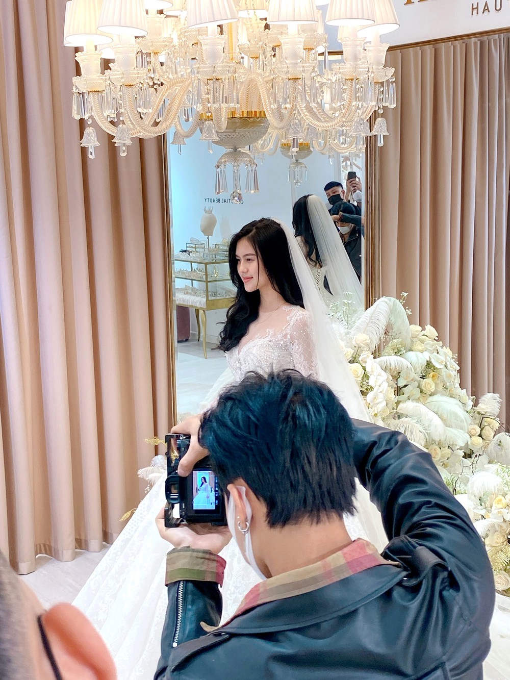 Thành Chung phong độ ngời ngời ở hậu trường chụp ảnh cưới, cười tít bên cô dâu xinh - Ảnh 5.