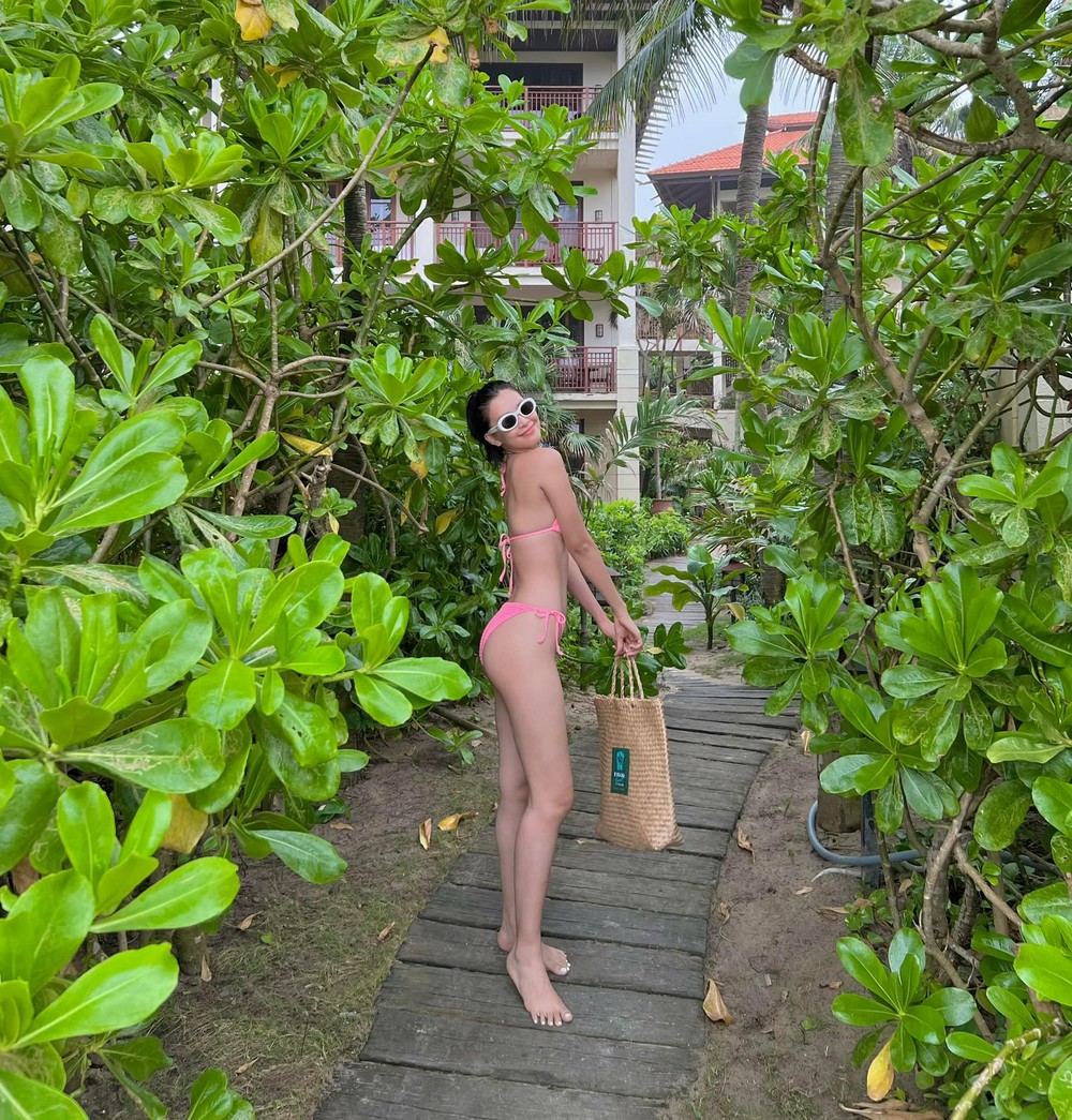 Miss Tieu Vy wears a bikini, showing off her sexy beauty at the age of 22 - Photo 4.
