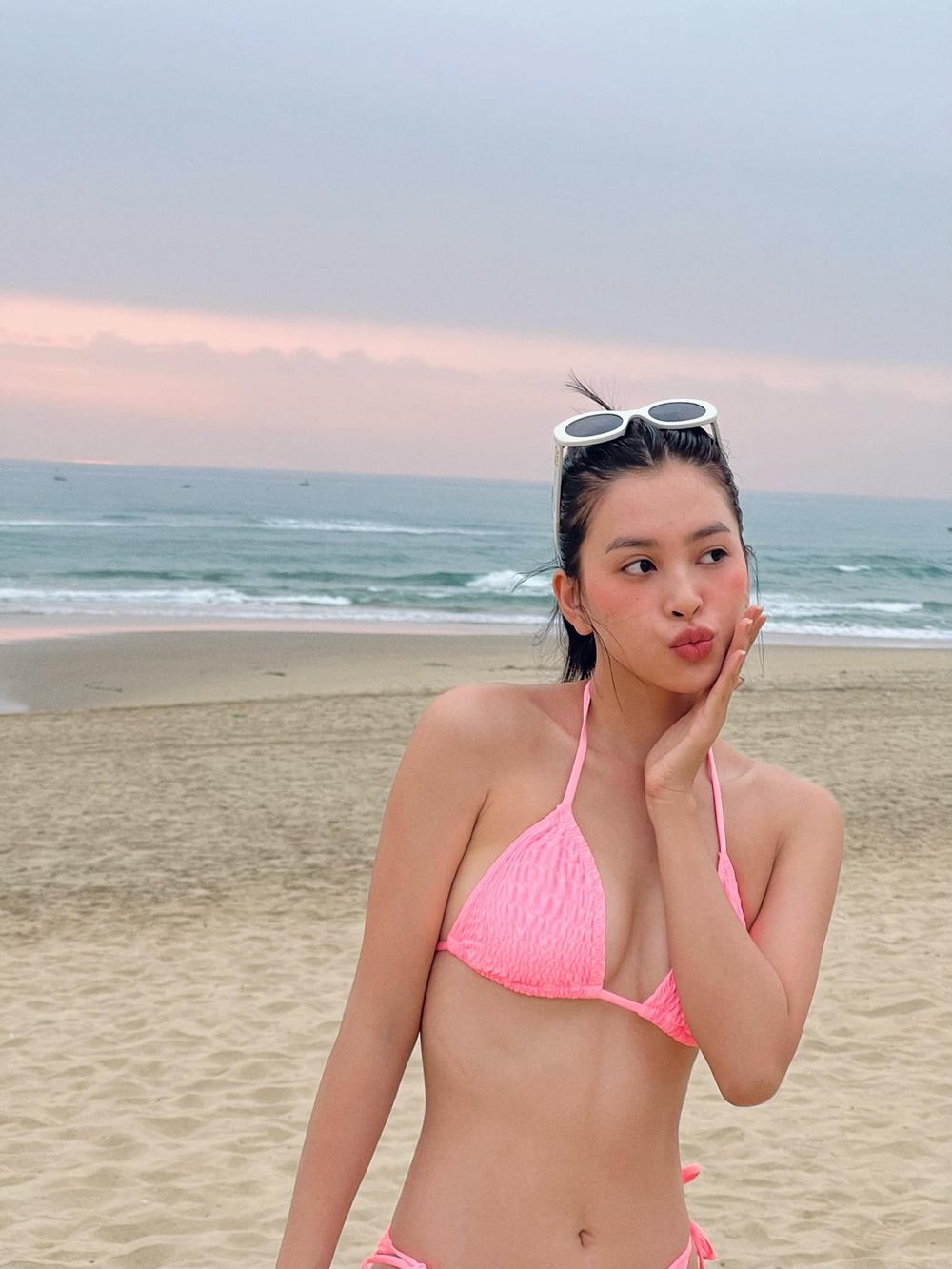 Miss Tieu Vy wore a bikini, showing off her sexy beauty at the age of 22 - Photo 2.