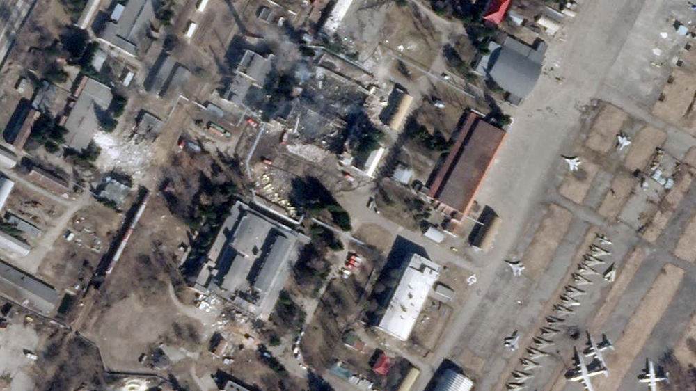 Latest satellite photos: Russia fired missiles to destroy Ukraine's MiG-29 hangar - Photo 1.