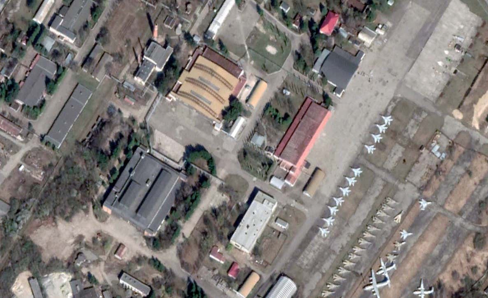 Latest satellite photos: Russia fired missiles to destroy Ukraine's MiG-29 hangar - Photo 2.
