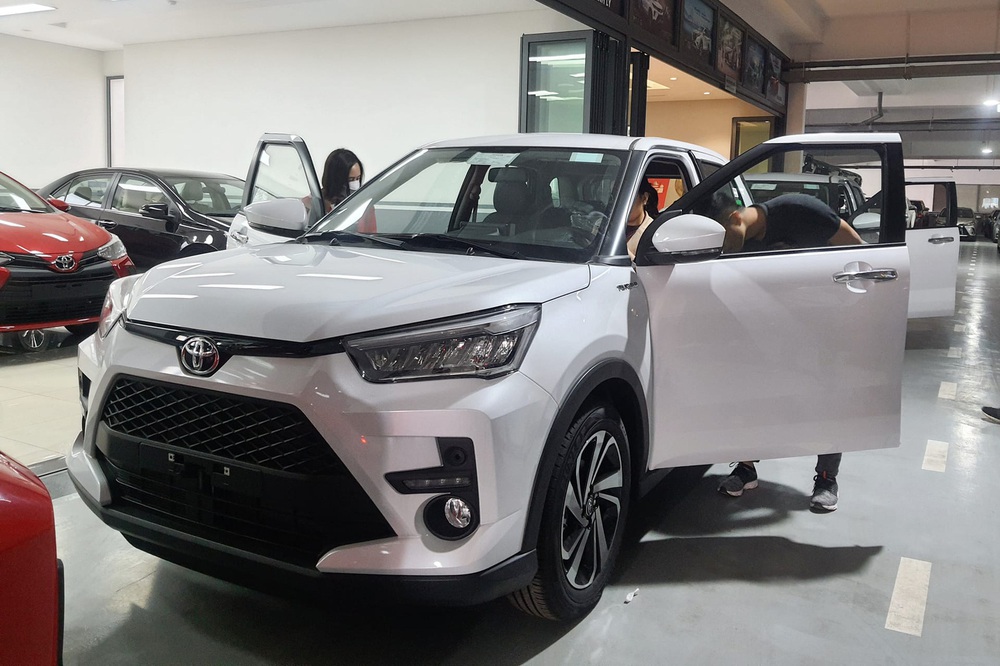 Loạt xe Toyota rục rịch tăng giá hàng chục triệu, khách hoang mang tính quay xe, bỏ cọc  - Ảnh 1.