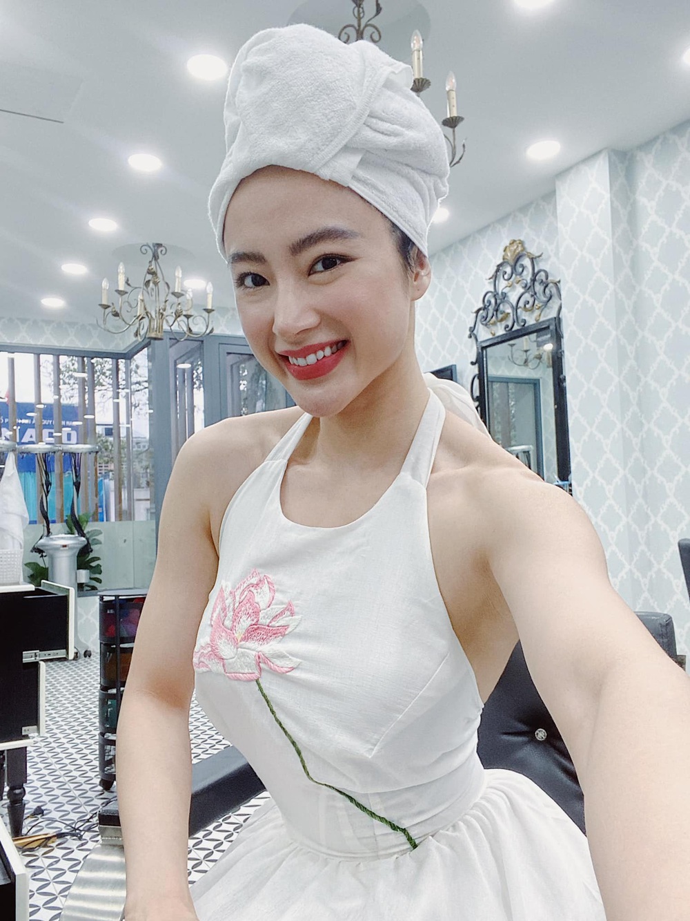 Angela Phương Trinh mặc sexy táo bạo trở lại sau nhiều năm tu tập, ăn chay - Ảnh 1.