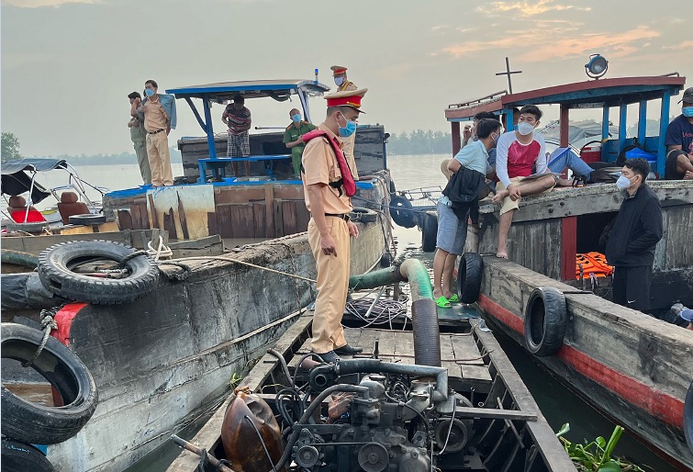 Traffic police arrested a group of sand thieves to sink the boat, jump in the river to escape - Photo 1.