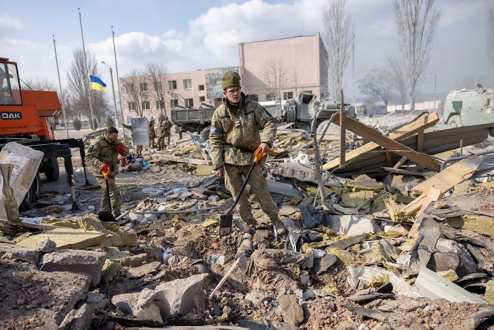 Báo Thụy Điển: Tên lửa Nga vừa quét sạch du khách dù Ukraine từng tấn công miền đông và xóa sổ miền bắc ở Donbass!  - Ảnh 3.