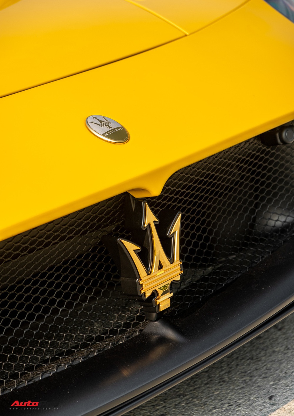 Đại gia Tây Ninh mang siêu xe Maserati MC20 đi mạ vàng: Chi phí hơn 2 tỷ đồng, 1.000 giờ thi công, độc nhất thế giới - Ảnh 6.