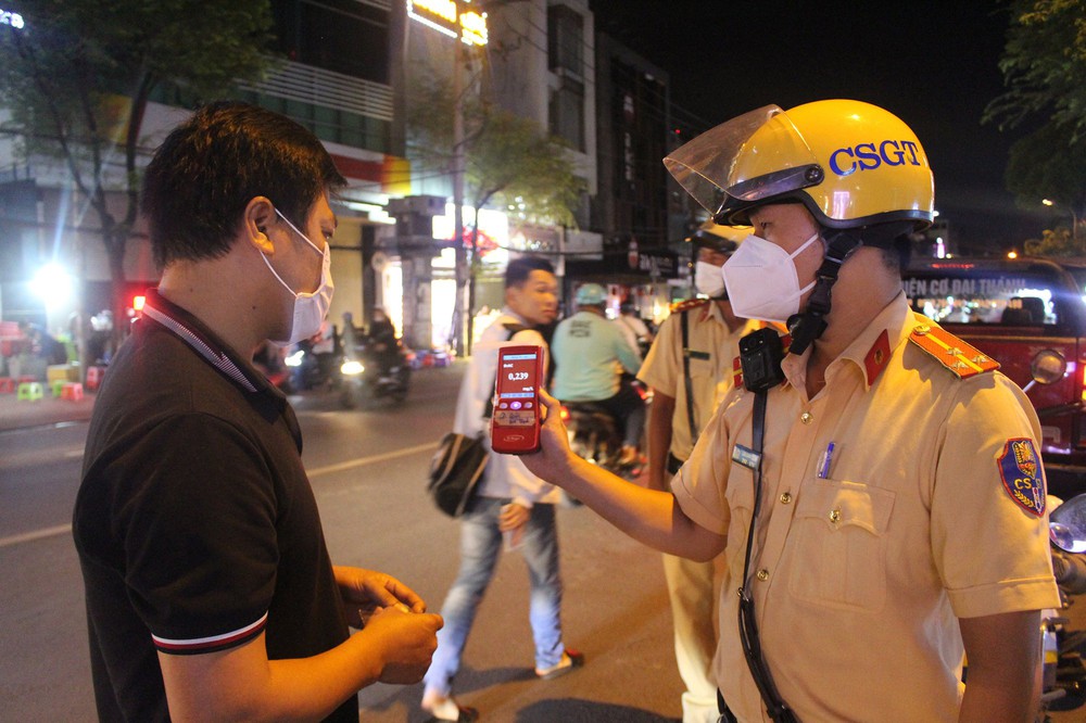 Driving a car from Hoc Mon to Binh Thanh drank 2 cans of beer, the driver was fined 7.5 million VND - Photo 1.