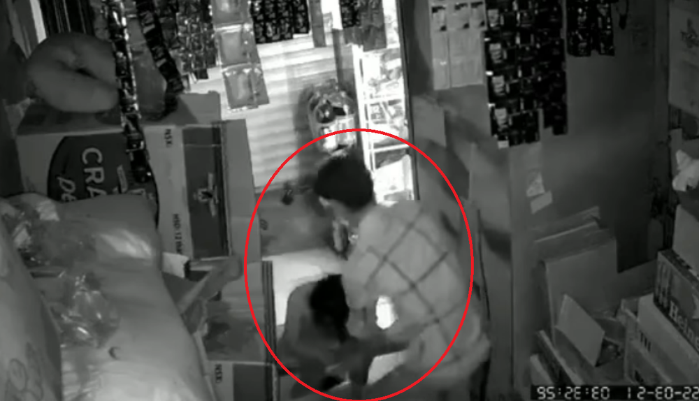 Horrifying clip of the object holding a knife attacking a woman in the grocery store at 3 am - Photo 1.