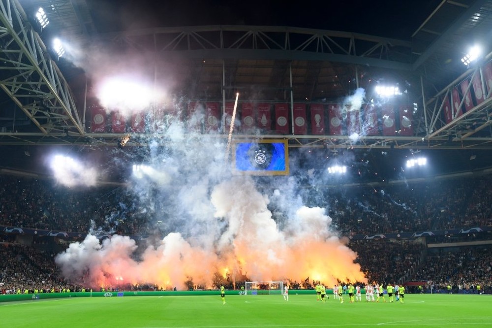 Video: Kinh hoàng cảnh tượng CĐV Ajax đốt sân vận động Johan Cruyff - Ảnh 1.