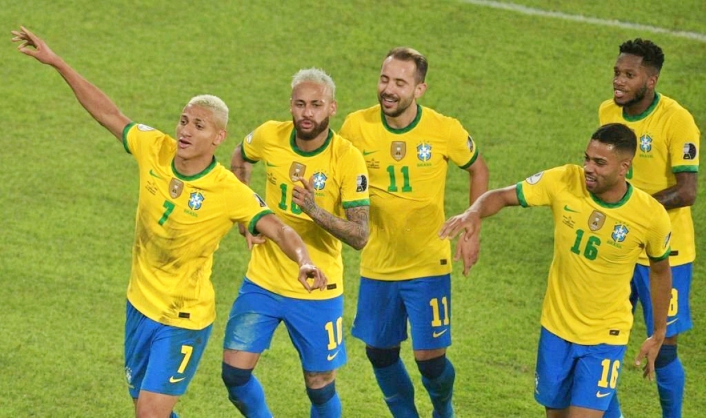 MU tính chiêu mộ đồng đội của Fred ở ĐT Brazil - Ảnh 1.