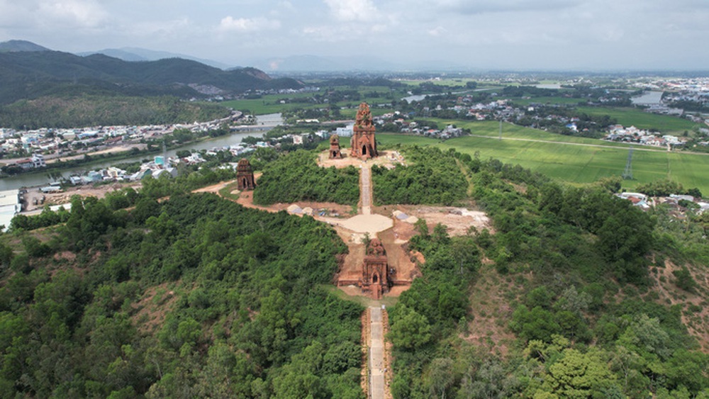 Renovating Banh It tower in Binh Dinh: The director of the department signed many strange documents - Photo 4.