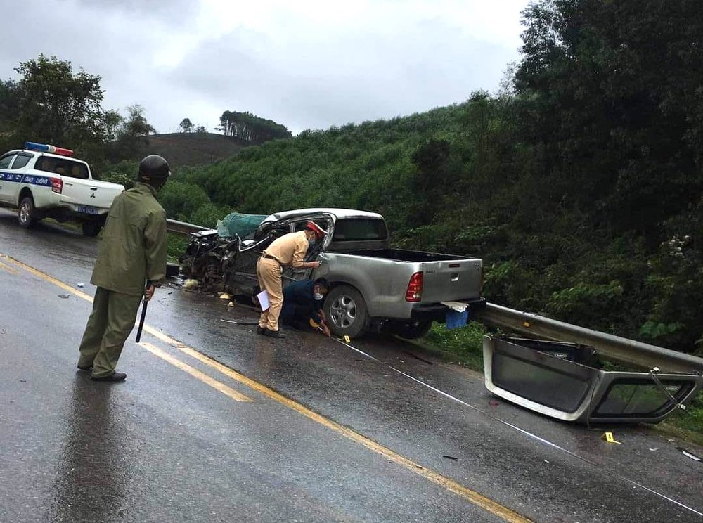 A pickup truck carrying a pregnant woman's family was crumpled after a terrible accident - Photo 1.