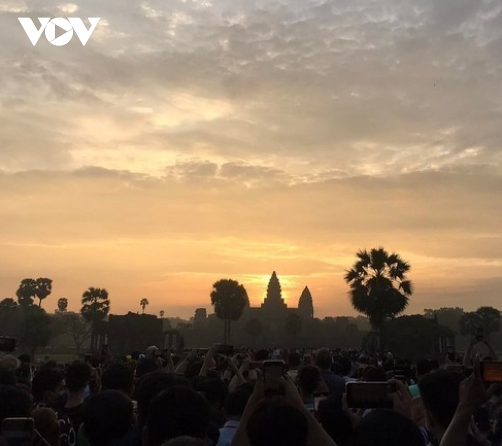 Du khách đổ xô đến xem khoảnh khắc mặt trời mọc trên đỉnh đền Angkor Wat - Ảnh 1.