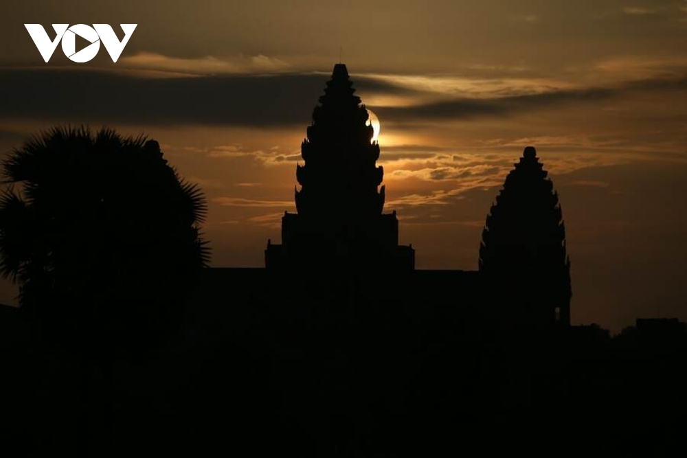 Du khách đổ xô đến xem khoảnh khắc mặt trời mọc trên đỉnh đền Angkor Wat - Ảnh 2.