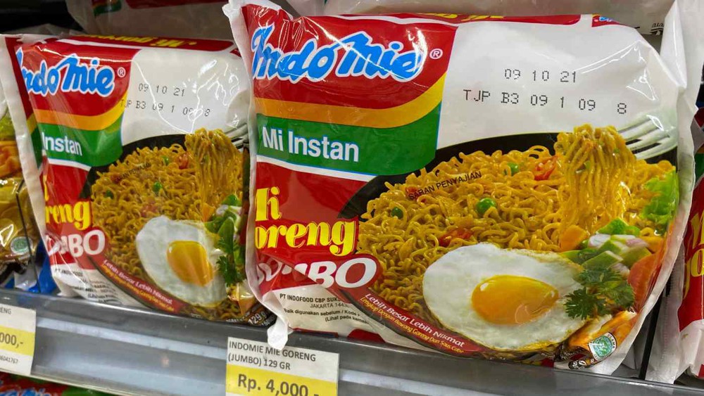 Khủng hoảng lương thực tràn sang châu Á: Món mì quốc dân của Indonesia cháy hàng - Ảnh 1.