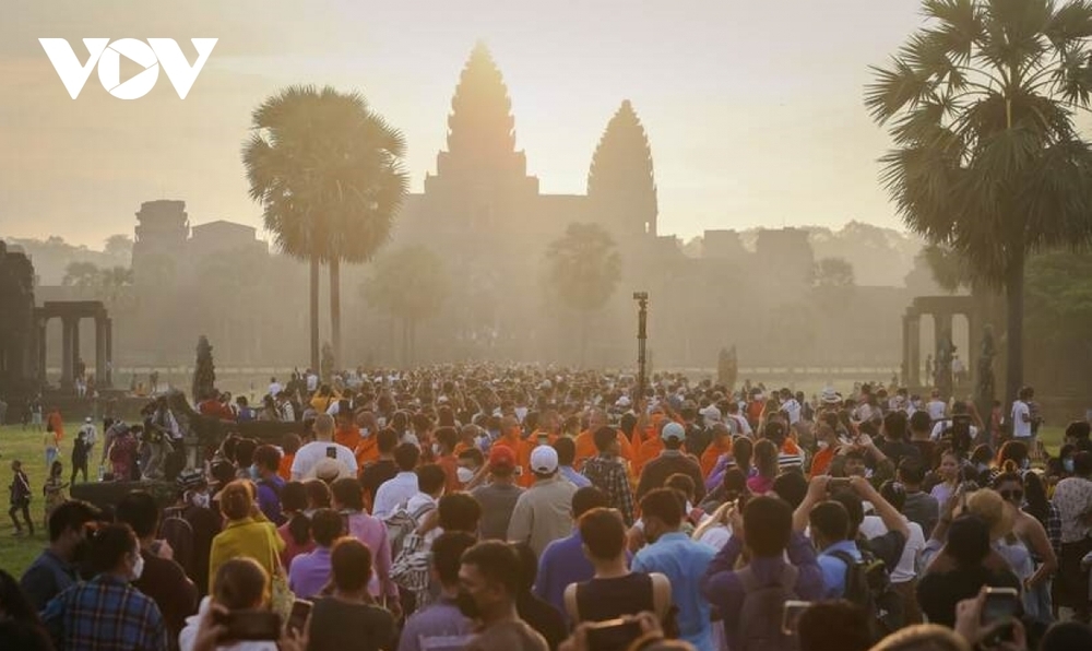 Du khách đổ xô đến xem khoảnh khắc mặt trời mọc trên đỉnh đền Angkor Wat - Ảnh 3.