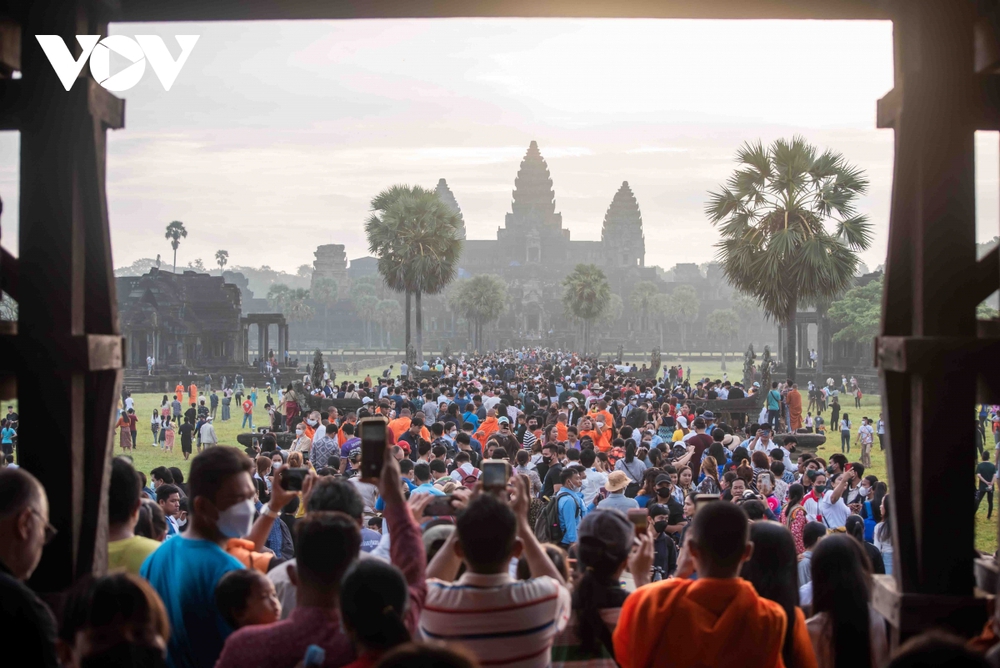 Du khách đổ xô đến xem khoảnh khắc mặt trời mọc trên đỉnh đền Angkor Wat - Ảnh 4.