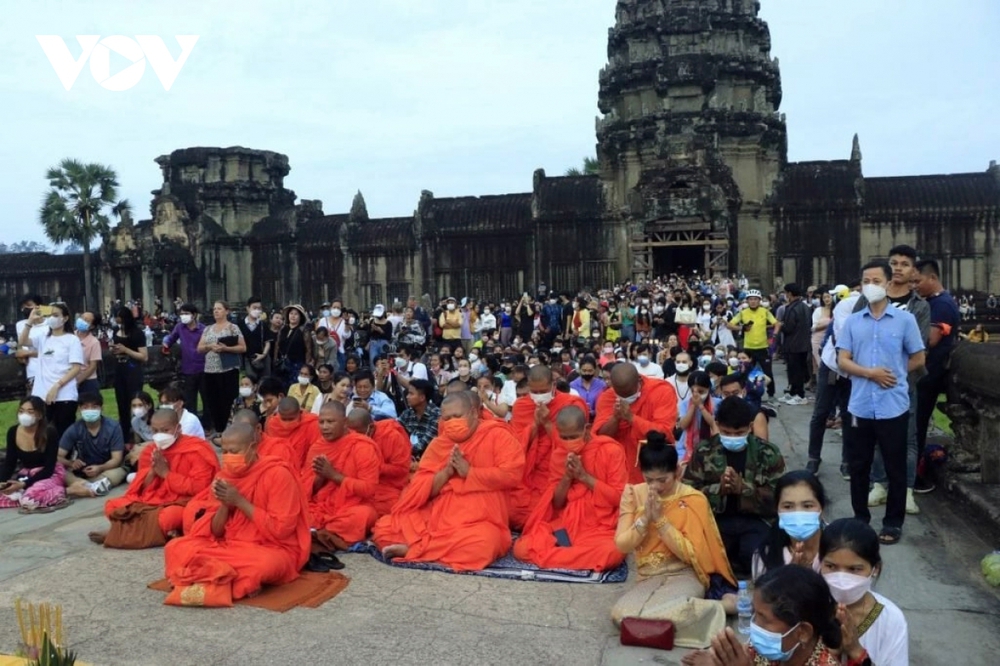 Du khách đổ xô đến xem khoảnh khắc mặt trời mọc trên đỉnh đền Angkor Wat - Ảnh 5.