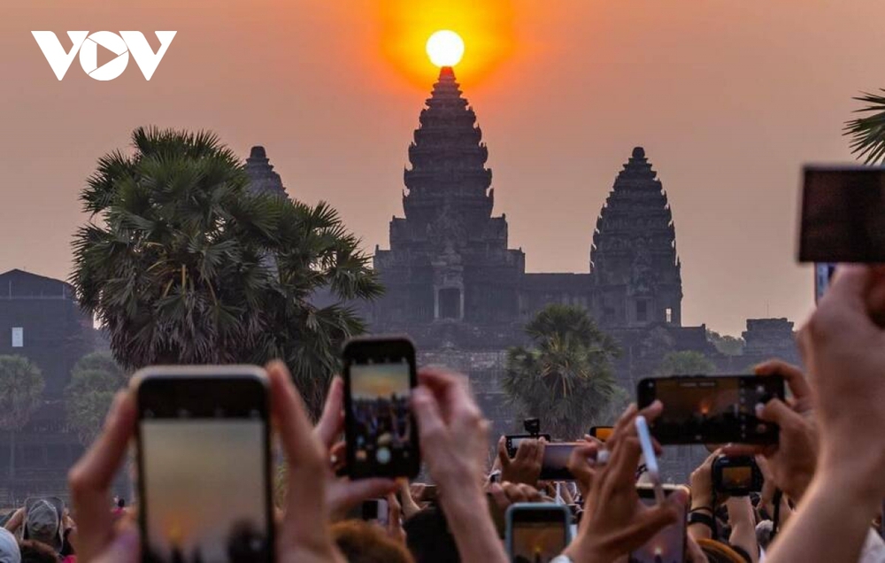 Du khách đổ xô đến xem khoảnh khắc mặt trời mọc trên đỉnh đền Angkor Wat - Ảnh 8.