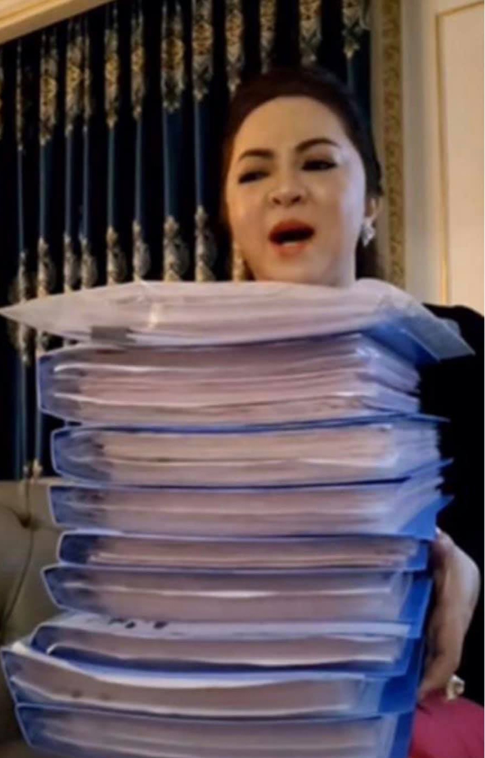 Before being arrested, Ms. Nguyen Phuong Hang used to show off a diamond in full plate, with a red book weighing in on it - Photo 7.