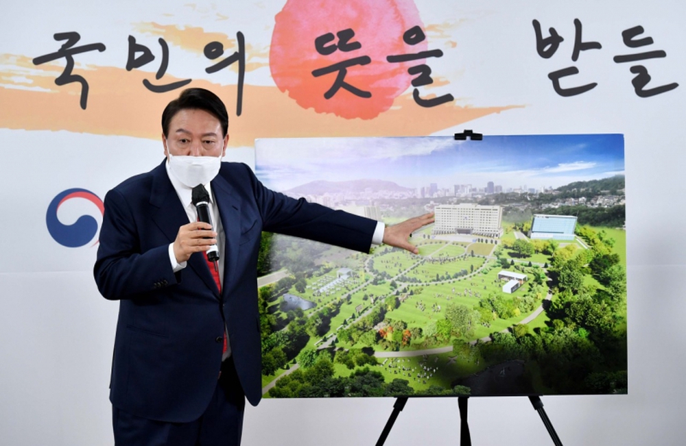 Tổng thống đắc cử Hàn Quốc Yoon Suk-yeol rời Nhà Xanh vì bị chỉ trích phong thủy xấu - Ảnh 1.