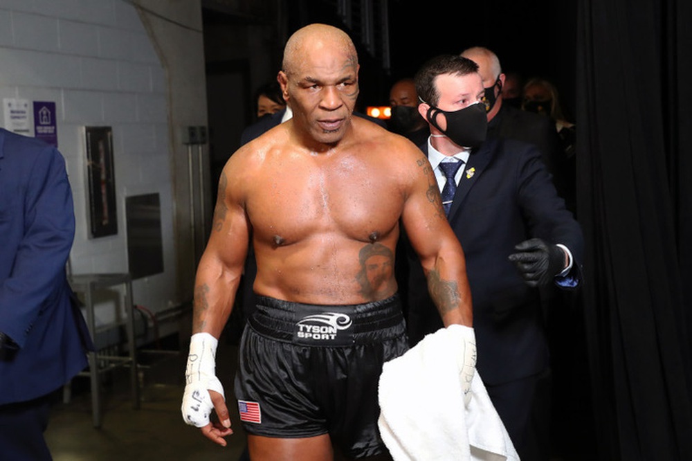  Phản ứng khó tin của Mike Tyson khi bị fan cuồng rút súng đe dọa trước mặt  - Ảnh 5.