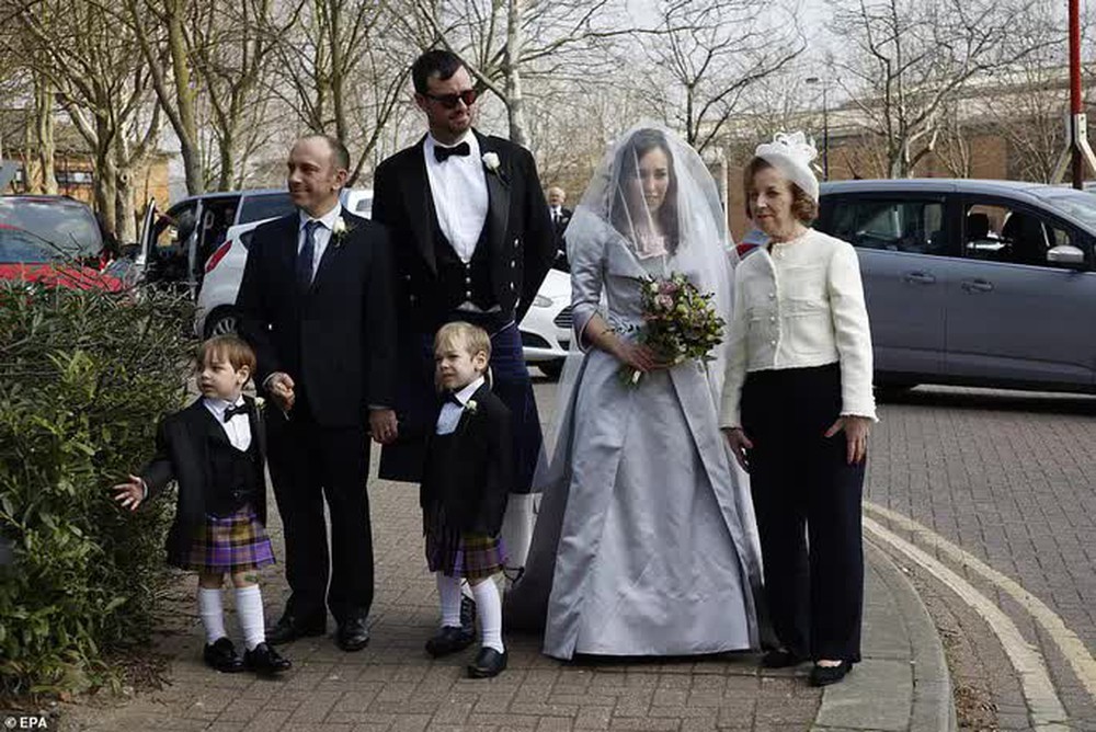 Pictures of the wedding in prison of the owner of WikiLeaks - Photo 9.
