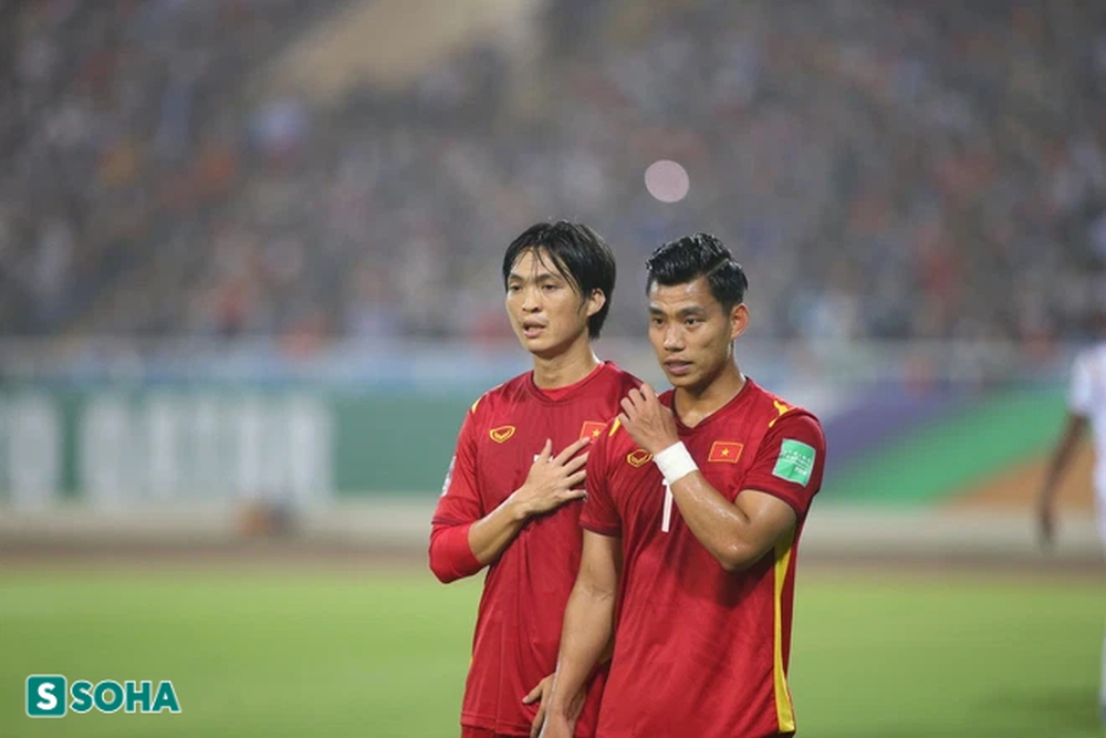 Being hit by bullets from the position left by Mr. Park's HAGL gut, the Vietnamese team collapsed painfully - Photo 2.