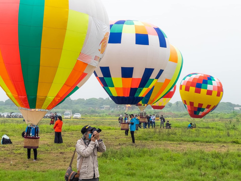 Người Hà Nội háo hức xem khinh khí cầu, chi thêm 300 nghìn để có trải nghiệm có 1-0-2 này - Ảnh 1.