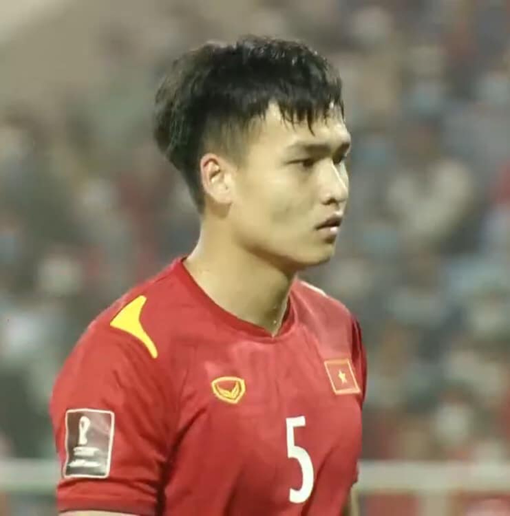 Trung vệ Việt Nam gây chú ý sau trận đấu Oman: Cao 1m86, fangirl tranh nhau nhận chồng - Ảnh 6.