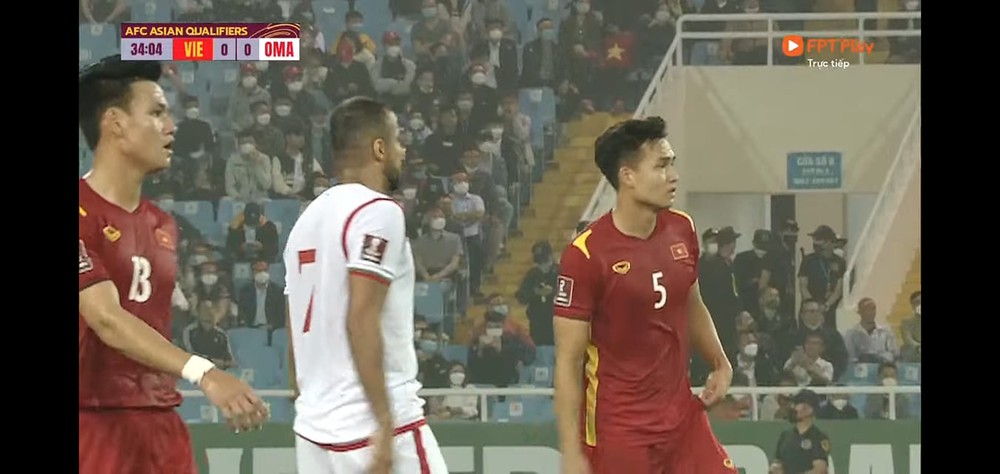 Trung vệ Việt Nam gây chú ý sau trận đấu Oman: Cao 1m86, fangirl tranh nhau nhận chồng - Ảnh 2.