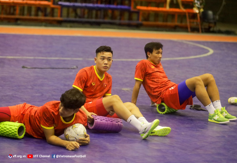 ĐT Futsal Việt Nam có buổi đầu tiên trên đất Thái Lan - Ảnh 1.