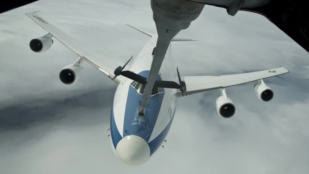 The anti-nuclear doomsday plane followed Mr. Biden to Europe: 1 point like a microwave - Photo 2. The anti-nuclear doomsday plane followed Mr. Biden to Europe: 1 point like a microwave - Photo 2.