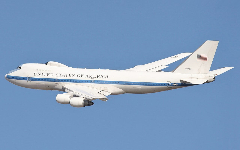 Máy bay ngày tận thế chống hạt nhân theo ông Biden đến châu Âu: 1 điểm giống lò vi sóng - Ảnh 3.