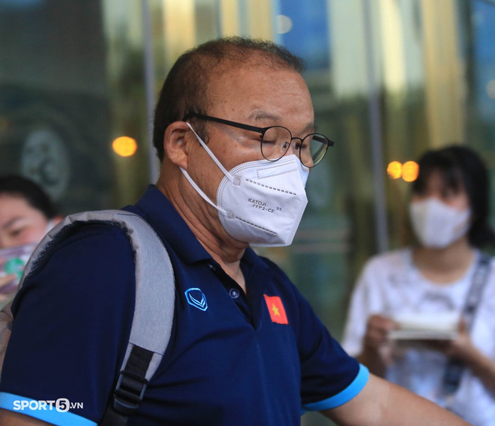 Coach Park Hang-seo rushed into the car, the Vietnamese players lingered to sign autographs for fans - Photo 1.