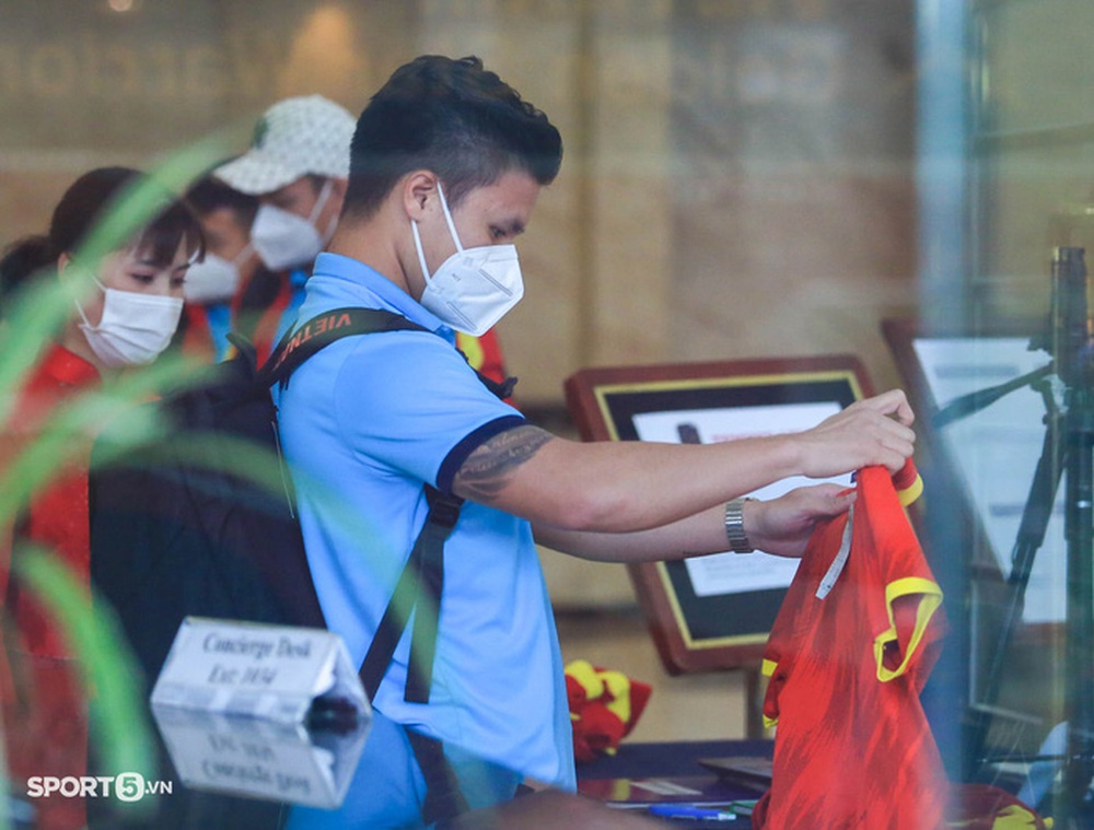 Coach Park Hang-seo rushed into the car, the Vietnamese players lingered to sign autographs for fans - Photo 2.