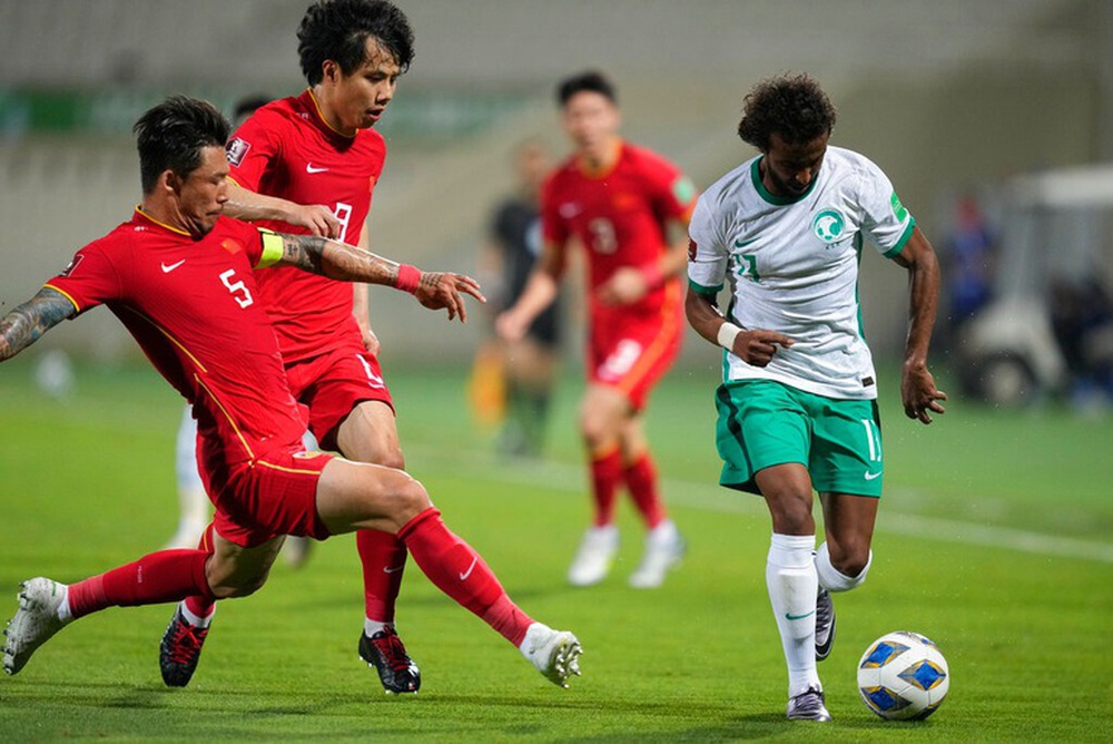 The captain of the Chinese team kicked terribly, constantly making serious mistakes - Photo 1.