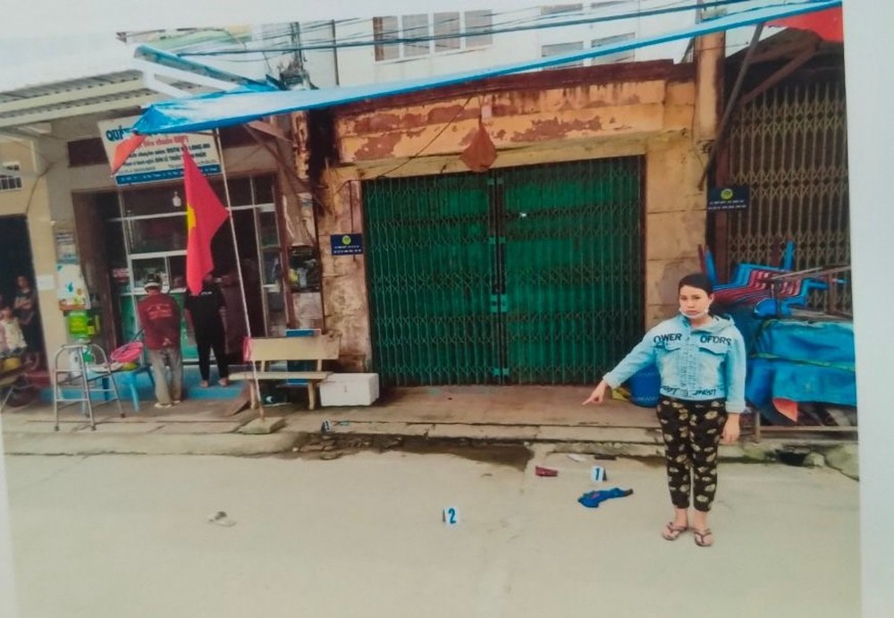 Người đàn bà thủ con dao sắc vào áo thun, rút ra chém con nợ nhiều nhát vào đùi, tay, chân - Ảnh 1.