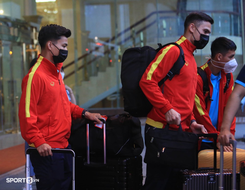 Coach Park Hang-seo rushed into the car, the Vietnamese players lingered to sign autographs for fans - Photo 11.