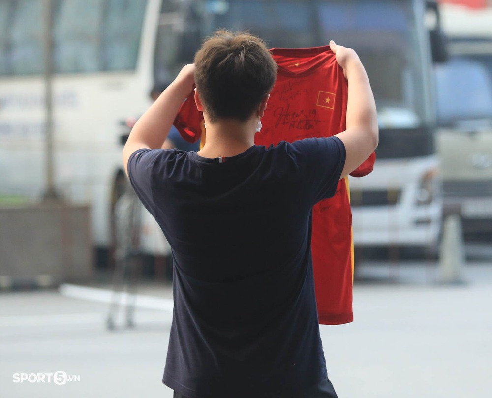 Coach Park Hang-seo hurried to get into the car, the Vietnamese players lingered to sign autographs for fans - Photo 5.