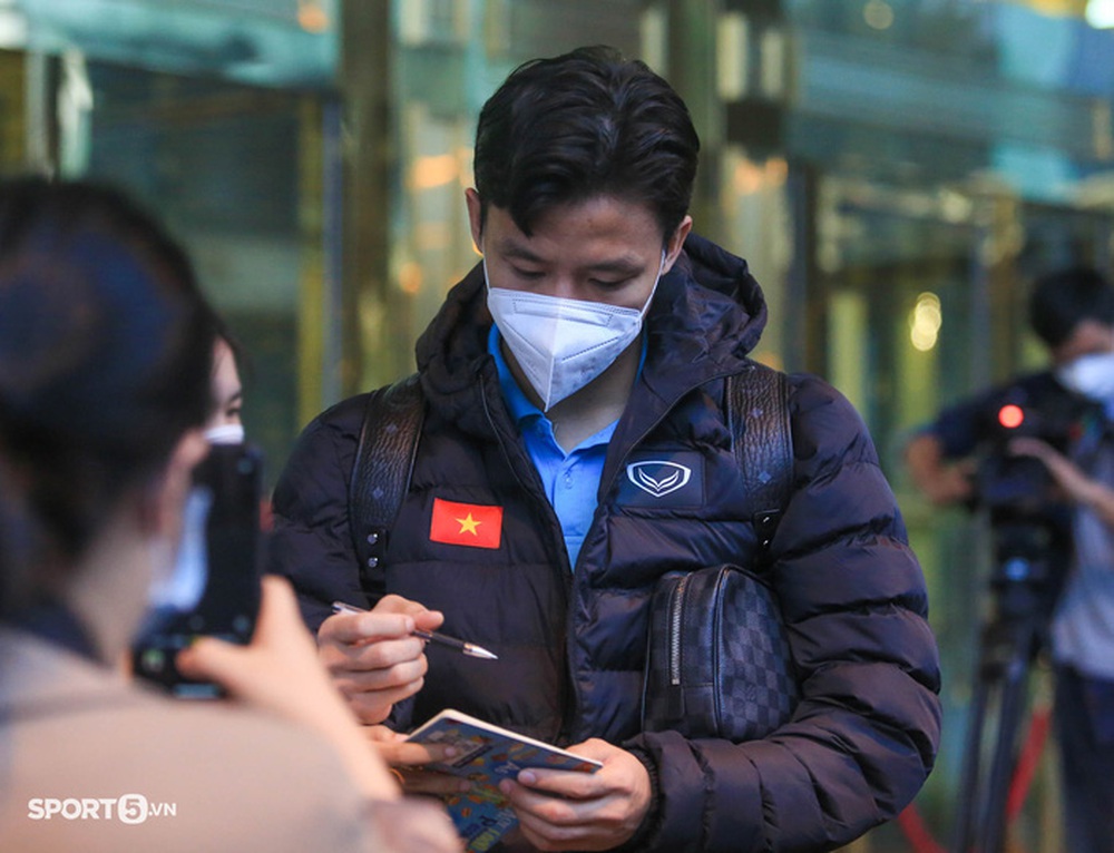 Coach Park Hang-seo rushed into the car, the Vietnamese players lingered to sign autographs for fans - Photo 6.