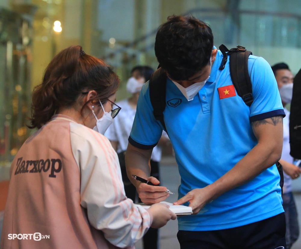 Coach Park Hang-seo rushed into the car, the Vietnamese players lingered to sign autographs for fans - Photo 7.