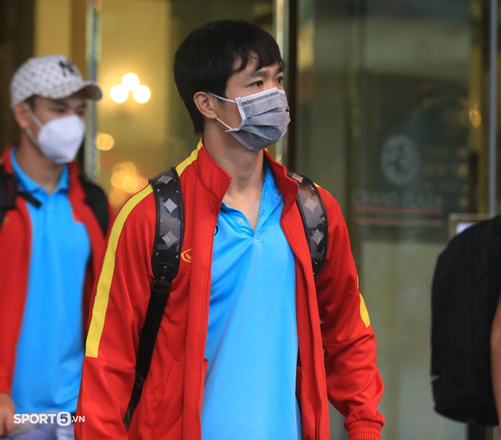 Coach Park Hang-seo rushed into the car, the Vietnamese player lingered to sign autographs for fans - Photo 8.