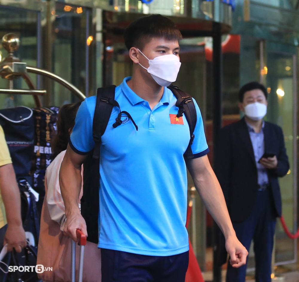 Coach Park Hang-seo rushed to the car, the Vietnamese players lingered to sign autographs for fans - Photo 9.