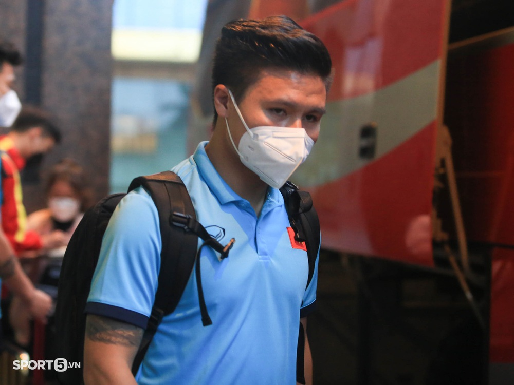 Coach Park Hang-seo rushed into the car, the Vietnamese players lingered to sign autographs for fans - Photo 10.