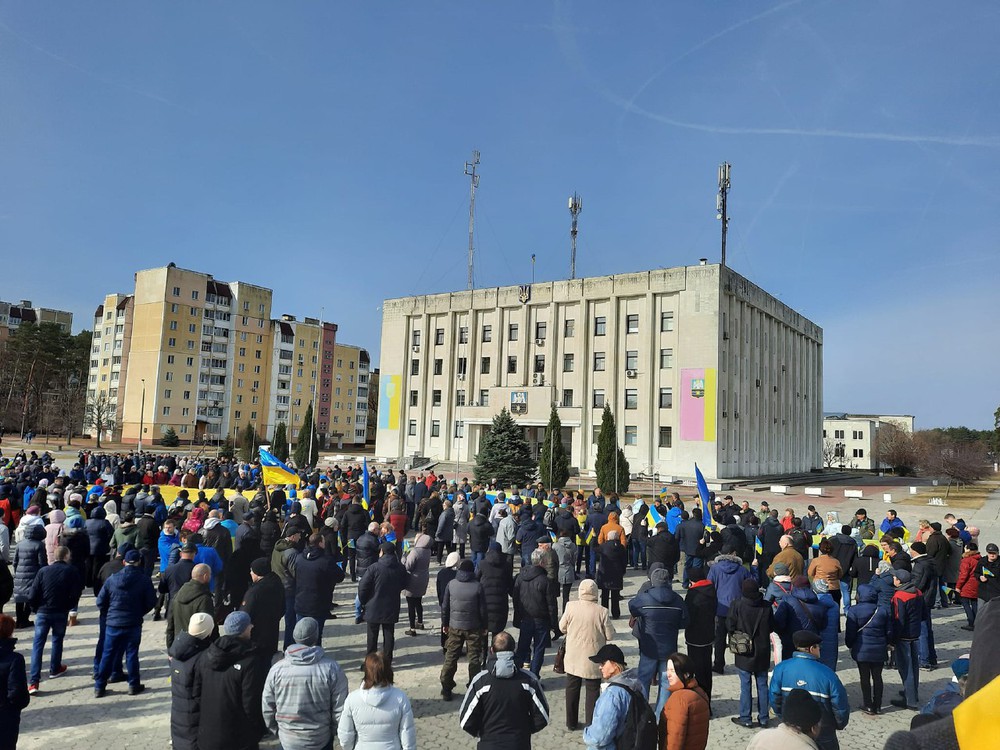 UNIAN: Russian troops entered the city of Ukraine - Tanks guarded the central area, there were clashes - Photo 1.