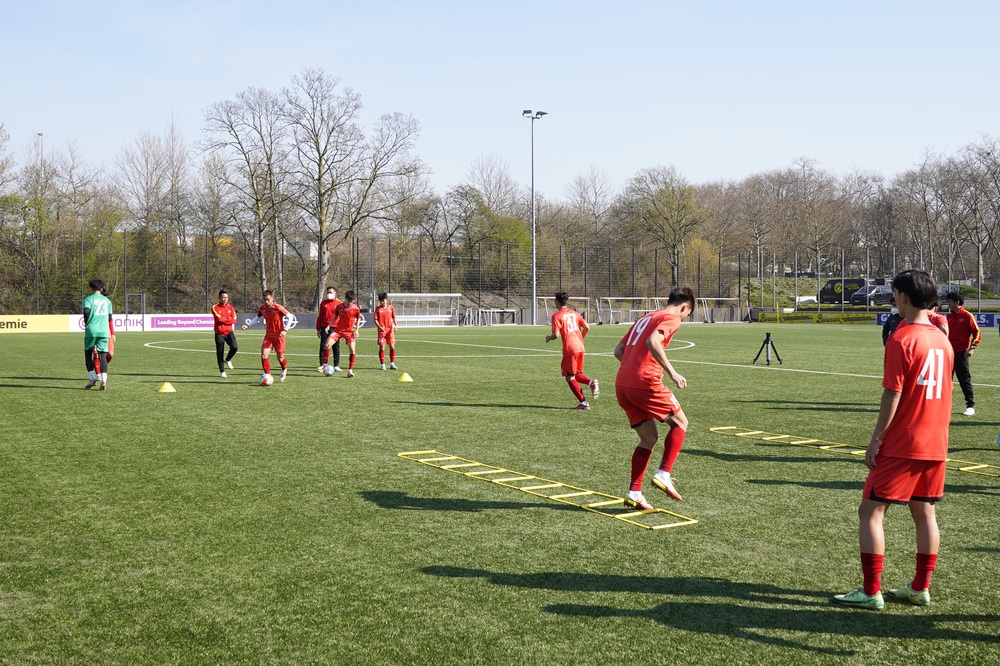 Vietnam U17 team and a special experience in Dortmund - Photo 1.