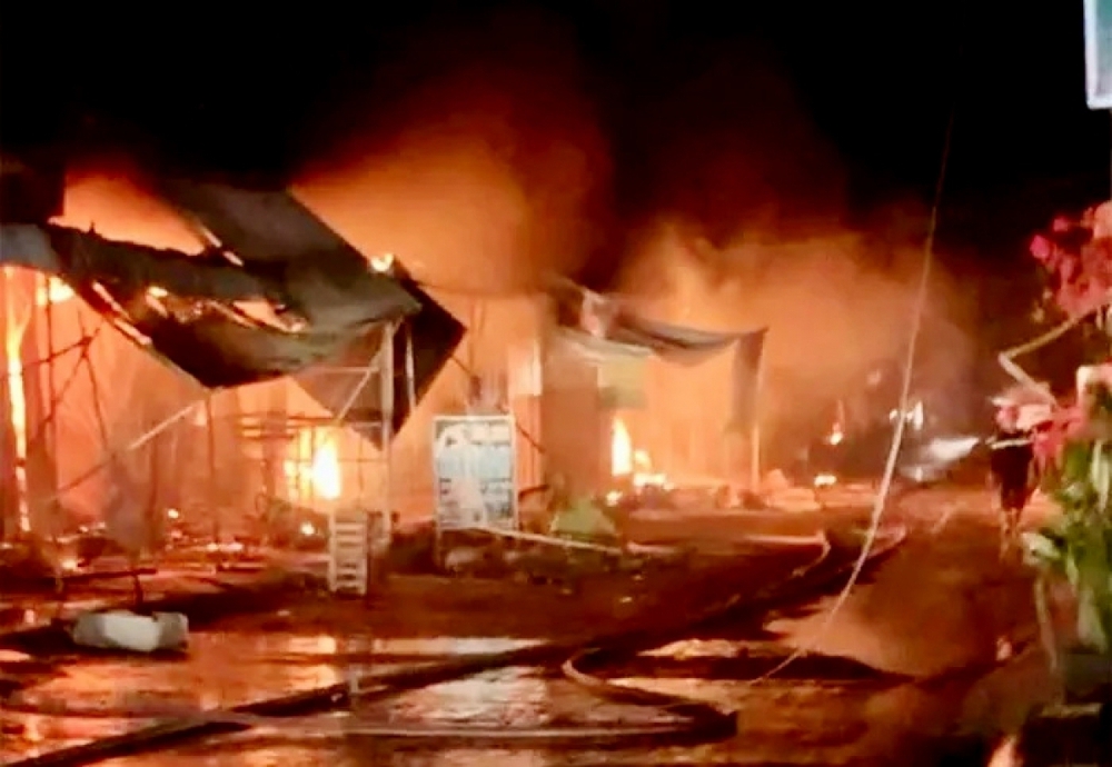 Hỏa hoạn thiêu rụi 40 ki ốt kinh doanh vải, quần áo ở An Giang - Ảnh 2.