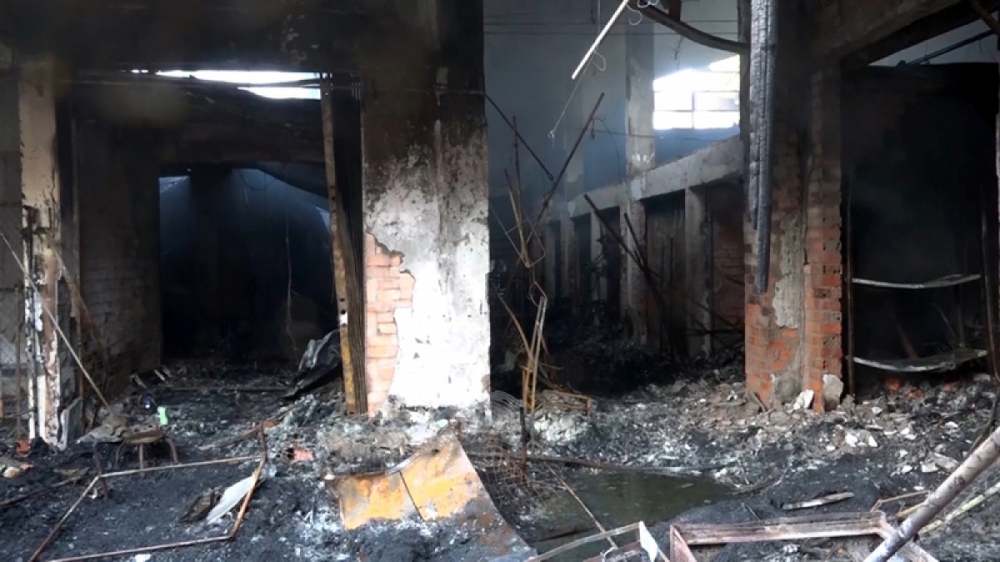 Hỏa hoạn thiêu rụi 40 ki ốt kinh doanh vải, quần áo ở An Giang - Ảnh 3.